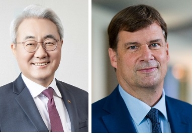 김준 SK이노베이션 사장(왼쪽)과 짐 팔리 포드 CEO.