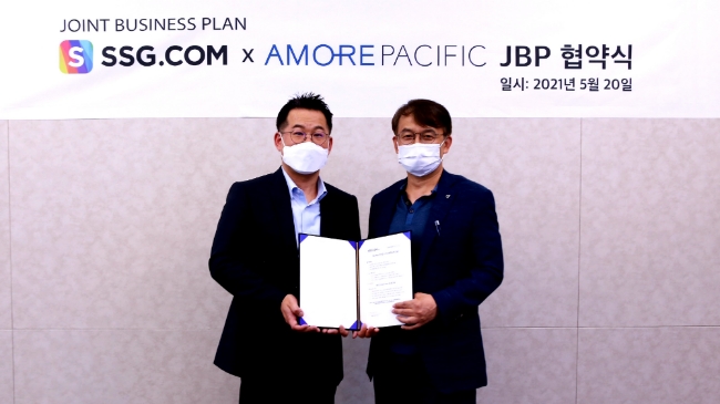 SSG닷컴이 아모레퍼시픽과 파트너십 강화를 위한 업무 제휴 협약(JBP)을 체결했다고 21일 밝혔다./사진제공=SSG닷컴