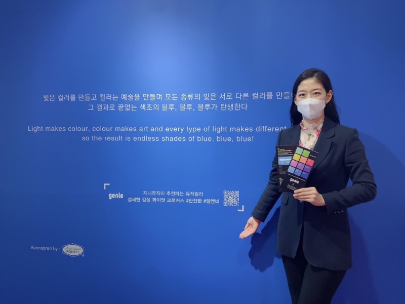 서울 63아트 미술관에 마련된 ‘뮤지엄 오브 컬러 63특별전’에서 지니뮤직 직원이 뮤직컬러 플레이리스트를 소개하고 있다. 사진=지니뮤직