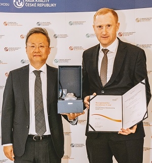 현대차 체코법인 백철승 법인장(왼쪽)과 마틴 클리츠닉 품질부실장.