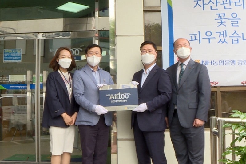 (왼쪽부터) 김효겸 NH농협은행 강원영업부 팀장, 이상선 강원영업부 부장, 남재원 부행장, 전대원 강원영업본부장이 20일 농협은행 강원영업부에서 열린 현판식에 참여해 기념촬영을 하고 있다./사진=NH농협은행