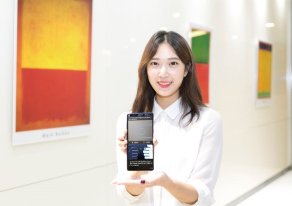 ▲ 삼성화재 직원이 바이오인증 전자서명을 시연하고 있다./사진=삼성화재