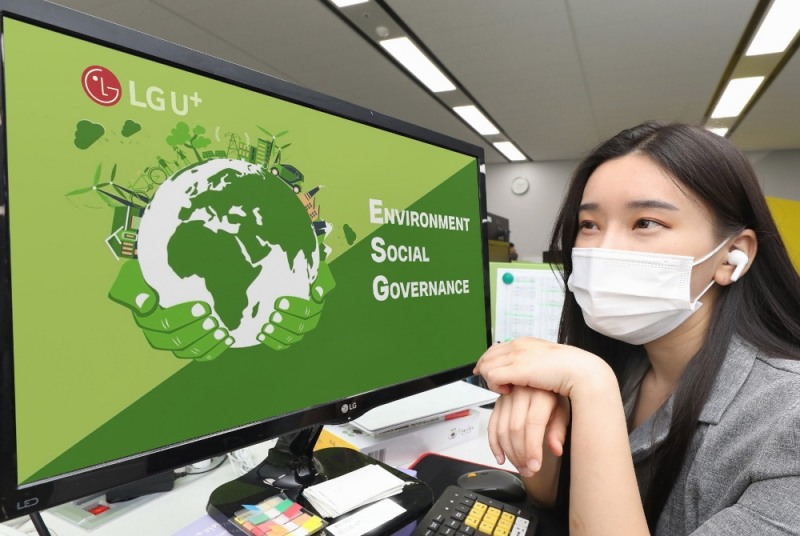 LG유플러스 임직원이 ESG 교육을 시청하고 있다. 사진=LG유플러스