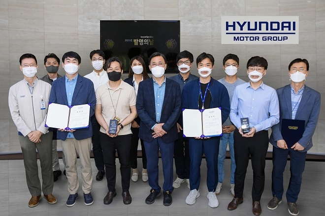박정국 현대차·기아 연구개발본부 부본부장 사장(왼쪽 네번째)이 '발명의날' 수상자들과 기념촬영을 하고 있다. 사진=현대차그룹.