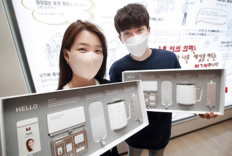 2021년 상반기 입사한 KT 신입사원들이 ‘신입사원 웰컴킷’을 소개하고 있다. 사진=KT
