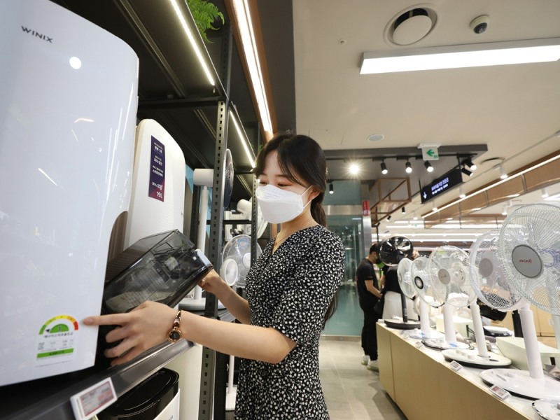 롯데하이마트 대치점에서 고객이 제습가전을 살펴보고 있다./사진제공 = 롯데하이마트