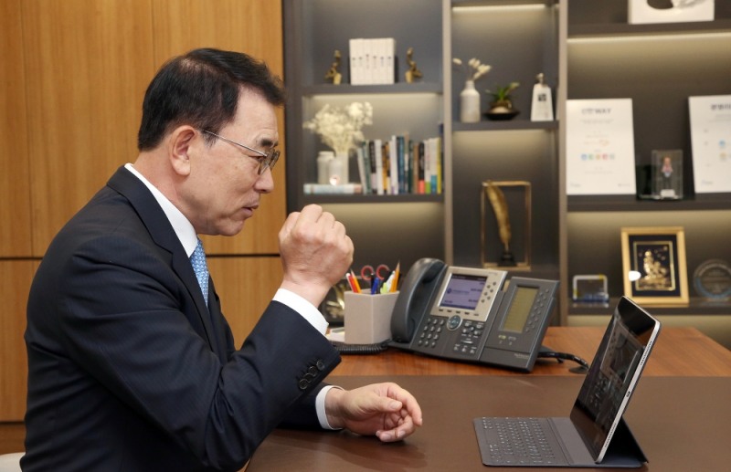 조용병 신한금융그룹 회장이 24일 화상회의 방식으로 진행된 ‘디지털 이노베이션 휠’ 개소식에서 'TODP(Total Online Digital Platform) 추진단' 직원들을 격려하고 있다./사진=신한금융그룹