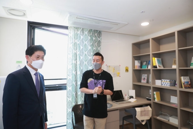 노형욱 국토교통부 장관이 서울 영등포구 청년주택 '아츠스테이'에서 거주공간을 살펴보고 있다. / 사진=국토교통부