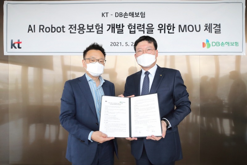 이상호 KT AI Robot사업단 단장(왼쪽)과 류석 DB손해보험 상무가 MOU 후 기념 사진을 촬영하고 있다. 사진=KT