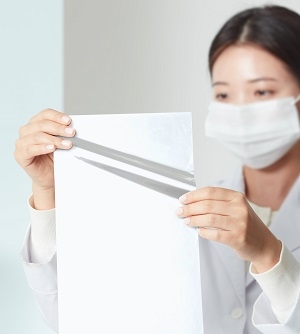 코오롱인더스트리 연구원이 재생 플라스틱 원료로 만든 필름을 들어보이고 있다. 사진=코오롱인더스트리.