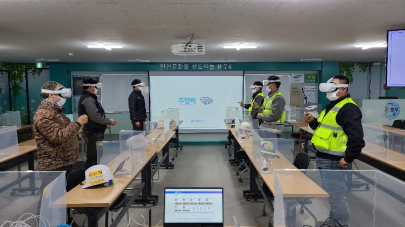 용두6재개발현장 관리자, 유도자들이 장비안전 가상훈련 교육프로그램을 체험하고 있다. /사진제공=삼성물산
