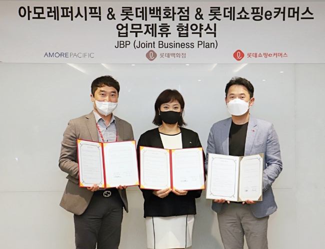 롯데쇼핑이 27일 아모레퍼시픽과 '전략적 비즈니스 파트너십(JBP)'을 체결했다고 28일 밝혔다./사진제공=롯데쇼핑