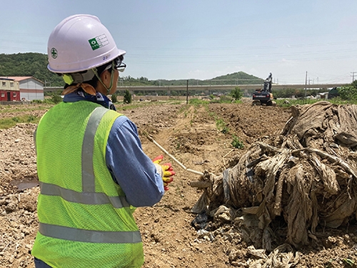 ▲ 지난 24일 오전 한국금융신문이 찾은 진접2지구에서 인부가 공사현장을 설명하고 있다. 사진 = 본사취재