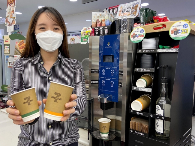 세븐일레븐이 세븐카페 컵을 친환경 FSC 인증 소재로 변경하고 디자인을 리뉴얼했다고 31일 밝혔다./사진제공=코리아세븐