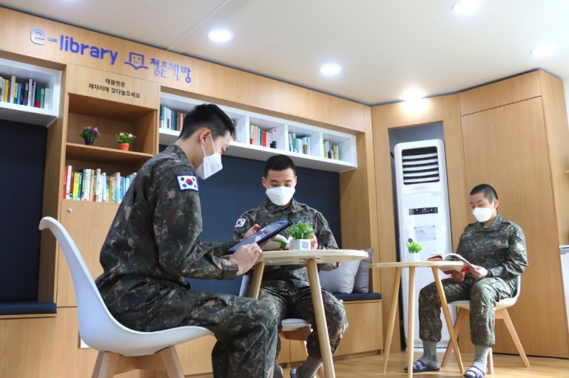 육군본부 25사단 70연대 청춘책방 45호점을 이용하는 장병들의 모습. / 사진제공 = 롯데지주