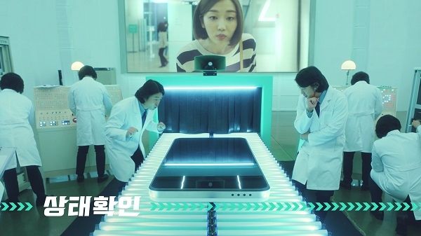 민팃 모델인 안재홍이 민팃ATM 기기 속에서 휴대폰 상태를 확인하는 과정을 풀어낸 광고영상 화면. 제공=민팃.