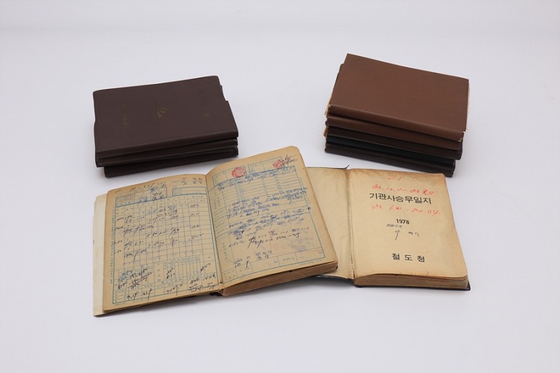 지난 1982년부터 2013년까지의 기관사 승무일지. /사진제공=한국철도