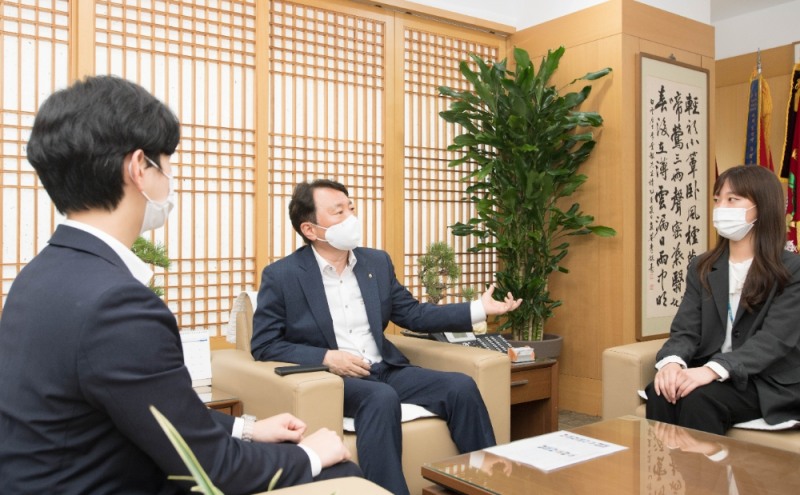 권준학 NH농협은행장(가운데)이 지난달 31일 서울시 중구에 위치한 본사에서 채용연계 인턴전형에서 선발된 디지털 분야 신규 직원들과 함께 CEO 간담회를 하고 있다./사진=NH농협은행