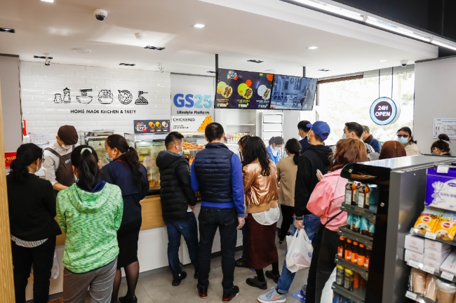 GS25 니스렐점 방문 고객들로 붐비고 있다./사진제공=GS리테일