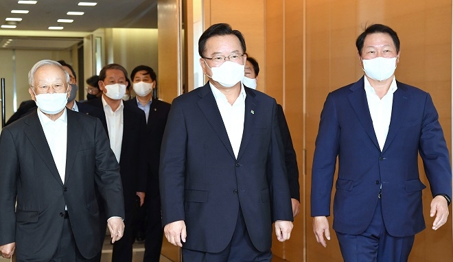 (왼쪽부터)손경식 경총 회장, 김부겸 국무총리, 최태원 대한상의 회장.