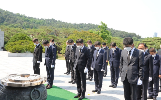 김승모 ㈜한화 대표이사, 김연철 한화시스템 대표이사, 손재일 한화디펜스 대표이사가 한화 방산계열사 임직원들이 2일 호국보훈의 달을 기념해 국립서울현충원을 찾아 순국선열의 넋을 위로하는 합동 참배를 진행했다. 사진=한화그룹.