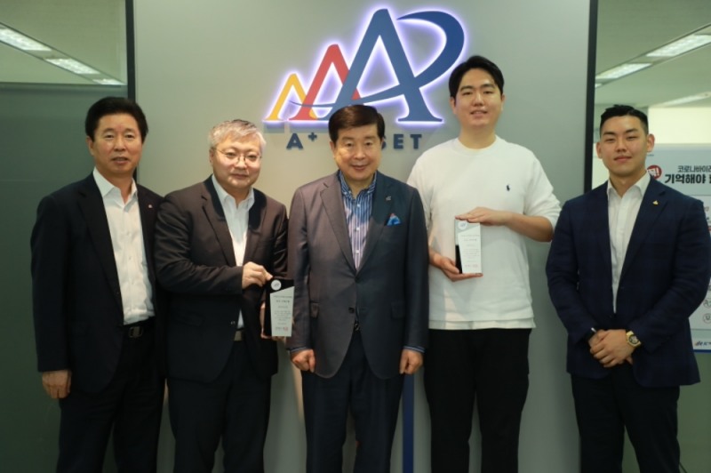 법인보험대리점(GA) 1호 상장사인 에이플러스에셋은 지난 2월부터 서울창조경제혁신센터와 공동으로 진행해 온 ‘우수 스타트업 공모전’을 마무리하고, 헬스케어 분야 스타트업 2곳에게 상패를 수여하는 시상식을 개최했다./사진=에이플러스에셋