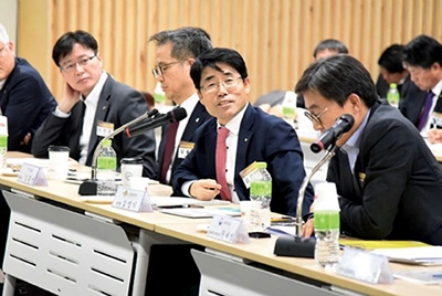 ▲ 지난해 1월 금융보안원에서 열린 ‘핀테크와 금융 보안’ 현장간담회에서 김영기 금융보안원장(사진 오른쪽에서 두 번째)이 발언하고 있다. 사진 = 금융보안원