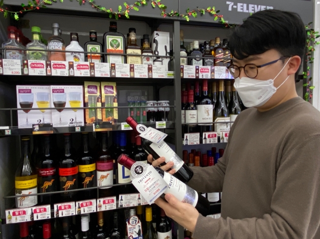 세븐일레븐이 ‘이달의 MD추천 와인’을 소믈리에가 추천한다고 7일 밝혔다./사진제공=코리아세븐