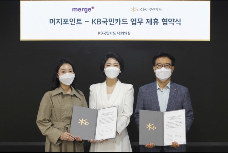 이동철 KB국민카드 사장(오른쪽)과 권남희 머지플러스 대표(가운데), 홍성하 머지서포터 대표(왼쪽)가 기념 촬영을 하고 있다. /사진=KB국민카드