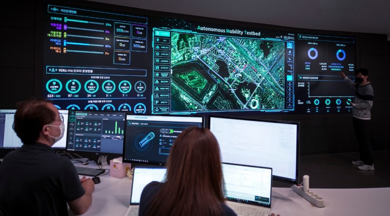 ‘서울 미래 모빌리티 센터 관제실’에서 ‘C-ITS’를 점검하고 있다. 사진=SK텔레콤