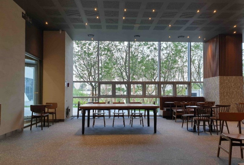 스타벅스커피코리아가 세종충남대학교병원점에 휠체어 배려 좌석과 이동 편의성을 고려한 인테리어 매장을 열었다고 9일 밝혔다./사진제공=스타벅스커피코리아