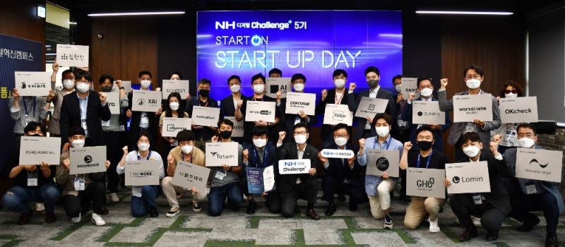 이상래 NH농협은행 디지털금융부문 부행장(사진 첫 줄 왼쪽에서 7번째)이 지난 8일 서울 서초구에 있는 NH 디지털 혁신 캠퍼스에서 개최한 'NH 디지털 챌린지(Challenge)+ 5기」스타트업 데이 행사에 참석해 스타트업 대표들과 기념촬영을 하고 있다./사진=NH농협은행