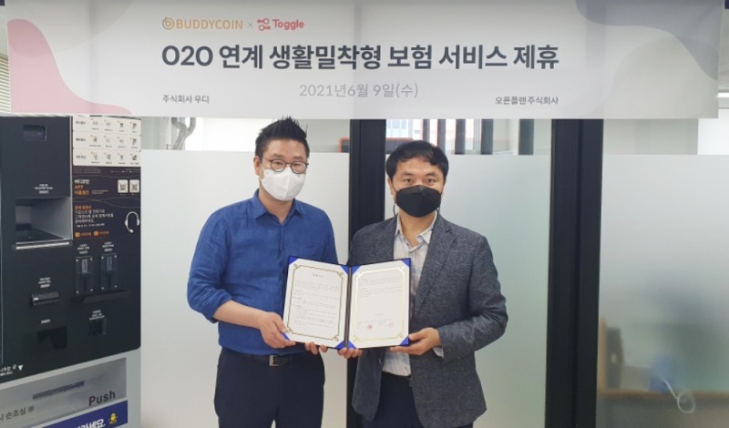 권봉균 우디 대표이사(오른쪽)와 박창헌 오픈플랜 부대표가 협약식 후 기념촬영을 하고 있다./사진=오픈플랜 토글