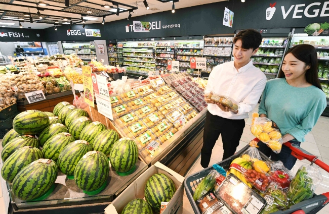 홈플러스 익스프레스가 창립 17주년을 기념 오는 23일까지 2주 간 신선식품과 가공식품을 할인하고 다양한 혜택을 제공한다고 10일 밝혔다./사진제공=홈플러스