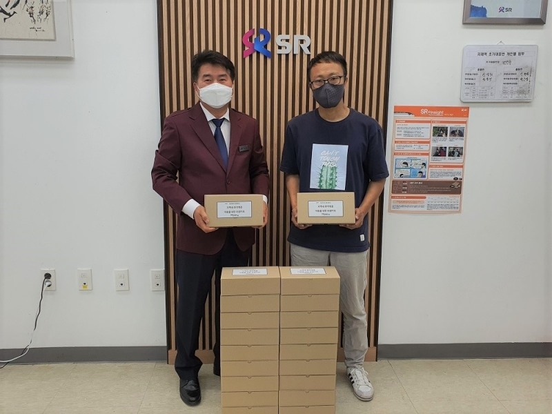박민규 SRT 지제역장(사진 왼쪽)은 9일(수) 지제역에서 ‘SRT 지제역 징검다리 봉사단’이 직접 만든 마스크 스트랩을 ‘함께하는 사랑밭’에 전달했다. / 사진=SR