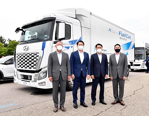 ▲ (왼쪽부터) 정의선 현대차그룹 회장, 최태원 SK그룹 회장, 최정우 포스코그룹 회장, 조현준 효성그룹 회장이 현대차 수소전기트럭 앞에서 기념촬영을 하고 있다. 제공 = 현대차그룹