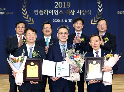 ▲ 2019 컴플라이언스 대상 시상식. 내부통제 우수부문 대상 상패를 든 이현 키움증권 대표이사 사장(앞줄 가운데) / 사진제공 = 한국거래소