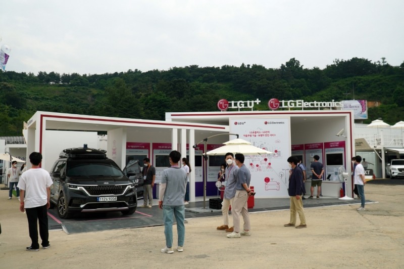 LG유플러스가 '2021 서울 스마트 모빌리티 엑스포'에서 에이스랩과 개발한 5G 자율주행차를 통해 자율주행 및 자율주차 기술을 알렸다. 사진=LG유플러스