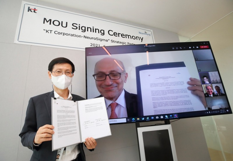 김형욱 KT 미래가치추진실장 부사장(왼쪽)과 레온 액치안 뉴로시그마 최고경영자(오른쪽 모니터 화면)가 전자약 분야 제품개발 및 사업화를 위해 협력한다. 사진=KT