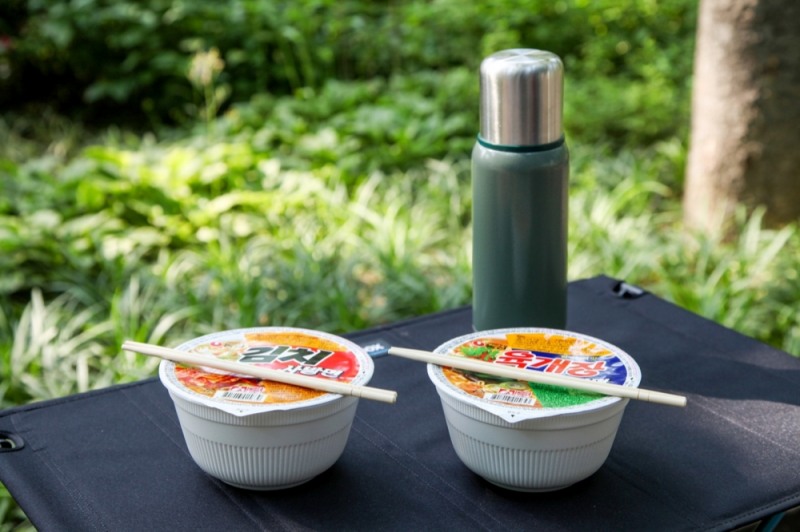 농심 육개장사발면, 김치사발면 제품 모습. / 사진제공 = 농심