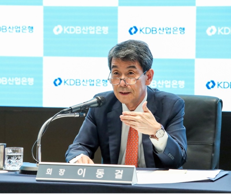 이동걸 KDB산업은행 회장이 14일 온라인 기자 간담회에서 쌍용자동차 자구안에 관한 입장을 밝히고 있다./사진=KDB산업은행