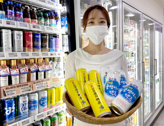 세븐일레븐 고객이 콜라보 맥주를 들고 있다./사진제공=세븐일레븐