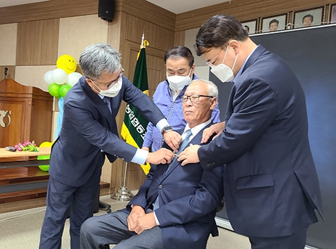 ▲ 영인농협에서 열린 2021년 첫 번째 농업인 행복버스 봉사활동에서 충남세종농협 길정섭 본부장(왼쪽), 영인농협 박종성 조합장(가운데 뒤쪽), 농협아산시지부 진문종 지부장(오른쪽)이 장수사진 촬영을 돕고 있다.