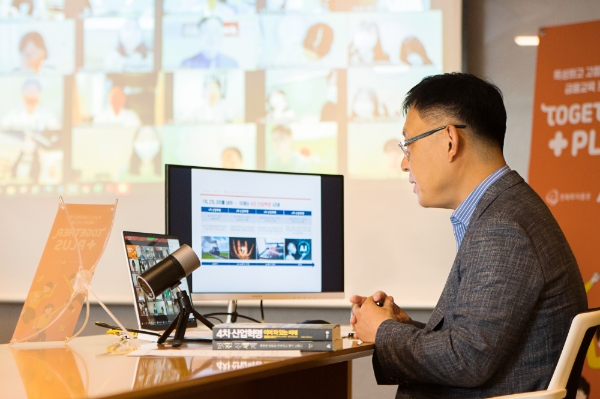 ▲권희백 한화투자증권 대표가 15일 특성화고 학생들에게 4차 산업을 주제로 강의하고 있다./ 사진=한화투자증권)