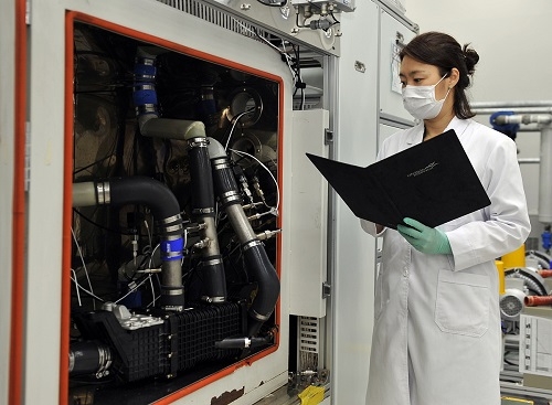 코오롱인더스트리 연구원이 현대자동차의 차세대 수소연료전지 시스템에 공급되는 수분제어장치의 성능을 테스트하고 있다. 제공=코오롱인더스트리.