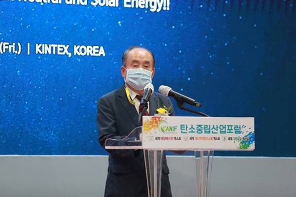 사진 : 녹색성장위원회 김정욱 민간위원장이 ‘2021 탄소중립산업포럼 및 태양광·ESS·그린뉴딜 엑스포’의 개막을 맞아 축사를 진행했다.