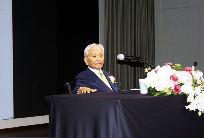 최준명 창업주·회장이 창립 45주년 기념사를 하고 있다. / 사진=요진건설산업