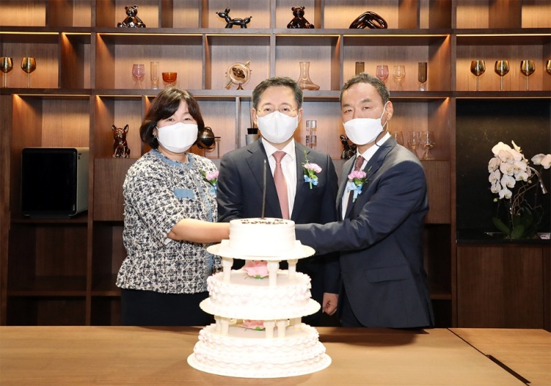 하나금융그룹은 프리미엄 자산관리 브랜드 '클럽원(Club1)'을 한남동에 개점하고 18일 오후에 개점식 행사를 가졌다. 유보영 클럽원 한남PB센터 지점장(왼쪽부터)과 박성호 하나은행장, 김창수 하나금융투자 클럽원 한남WM센터 지점장이 함께 개점식 행사에서 축하 케이크 커팅을 하고 있다./사진=하나금융그룹