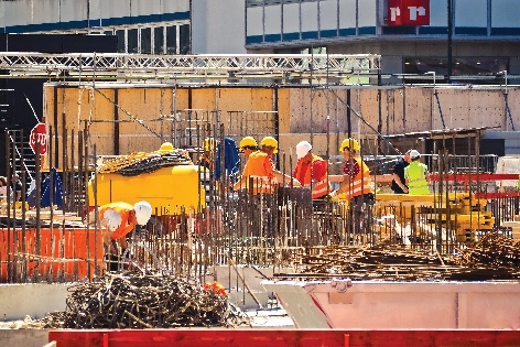 ▲ 건설현장에서 인부들이 공사를 하고 있다. 사진 = 픽사베이