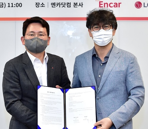 장승세 LG에너지솔루션 경영전략총괄 전무(왼쪽)과 박홍규 엔카닷컴 사업총괄본부 전무. 제공=엔카닷컴.